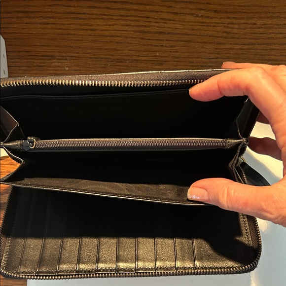 Gucci Black Chevron Wallet with Gold Emblem - Picture 4 of 4